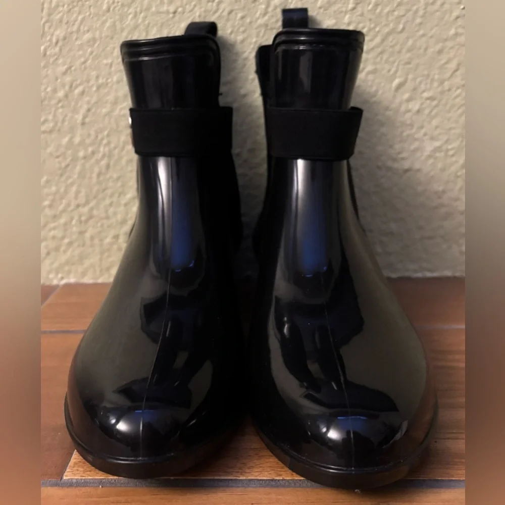 Juicy Couture Tarain Black Chelsea Pull-On Ankle Rain Boots Size: 9